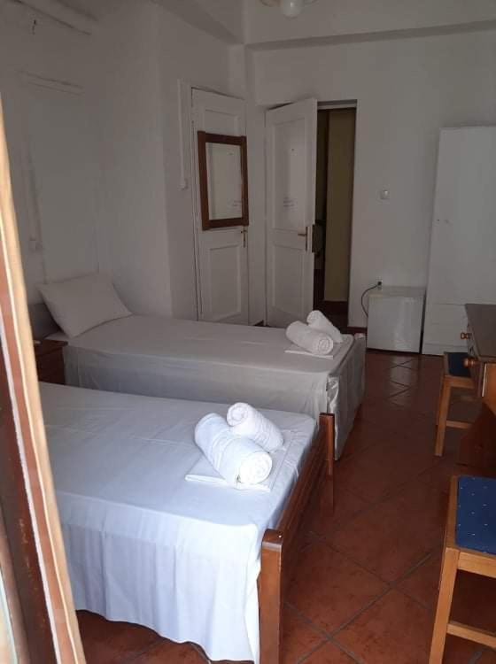 Atlantis Hotel Ermoupoli Buitenkant foto