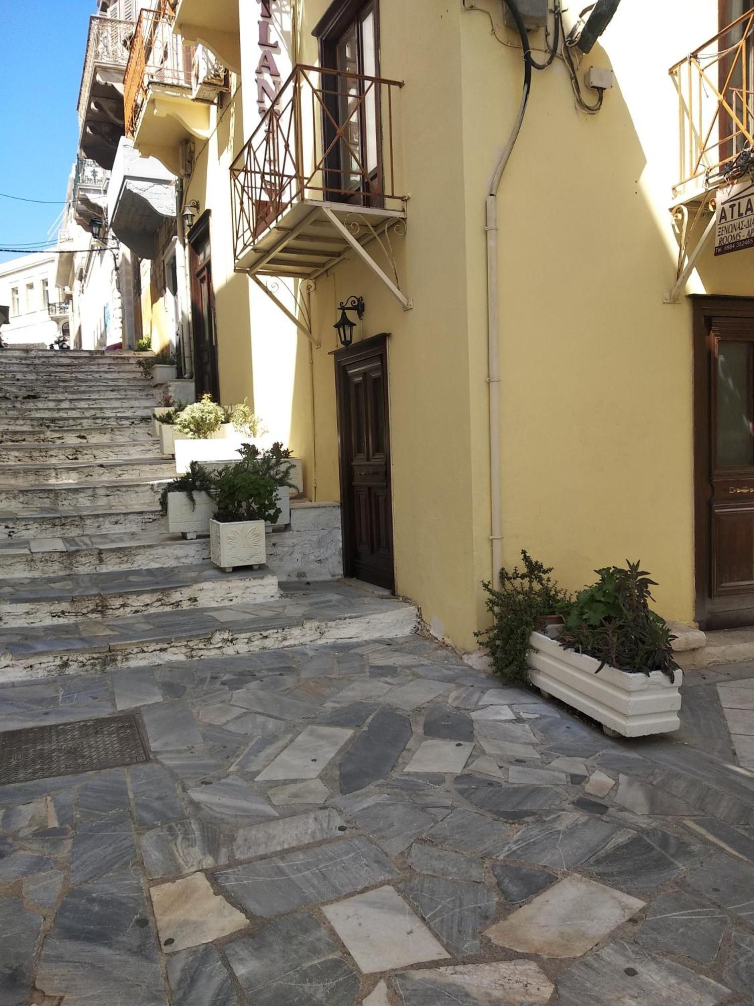 Atlantis Hotel Ermoupoli Buitenkant foto